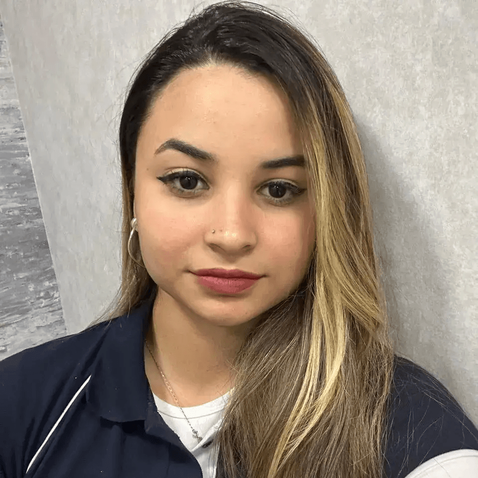 Foto com fundo com o logo da Astro Saúde da especialista em planos de saúde Maria Eduarda